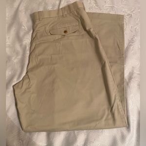 Men’s 42x30 Izod Classic Khaki Pants.